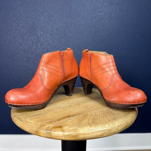 Anthropologie Schuler & Sons Cider Press Red Leather Wood Clog Booties, Size 6 - Picture 5 of 9